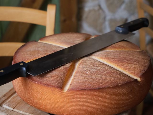 La Petite Auberge Meule entière raclette